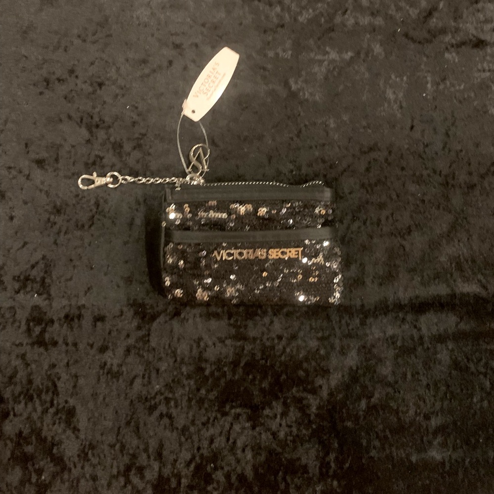 Super cute pouch!! Sparkly and ready to be shown off!